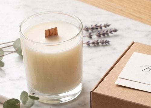 Fleur&Fume el dökümü mum yakın çekim — ahşap fitil ve okaliptus