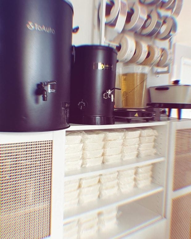 Fleur&Fume mum atölyesi — siyah ToAuto wax eritme tankları ve soy wax stok rafları